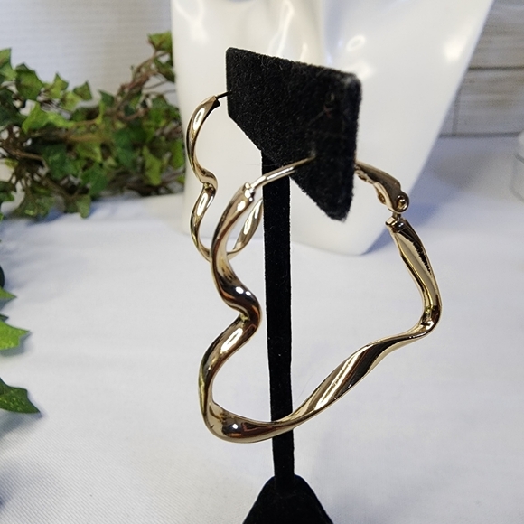 Gold Filled Twisted Heart Hoop Earrings - Picture 4 of 7